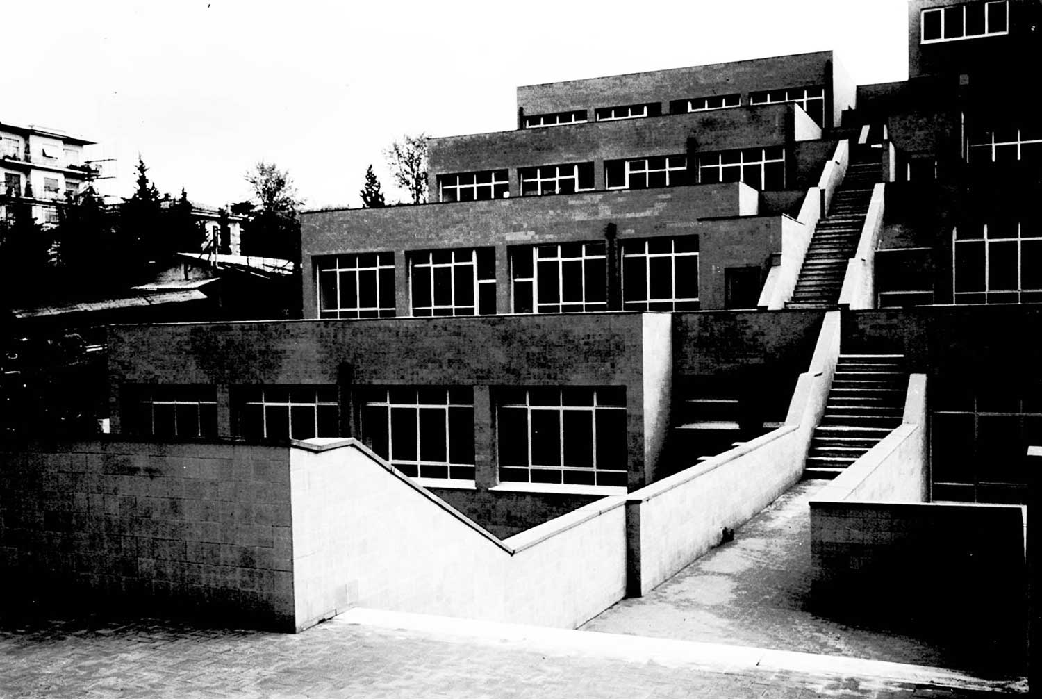 6 - Liceo scientifico Farnesina (ex scuola media De Coubertin) in via del Podismo, Roma - Vista  esterna