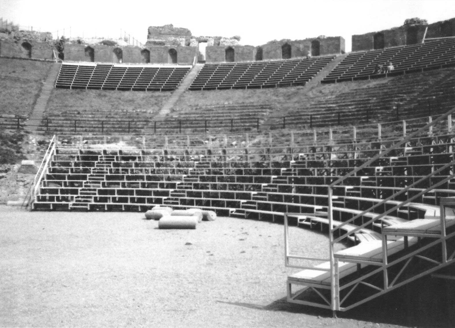 10 - Strutture teatrali mobili per il palcoscenico e la cavea del teatro greco-romano, Taormina; con E. Tonca - Vista esterna