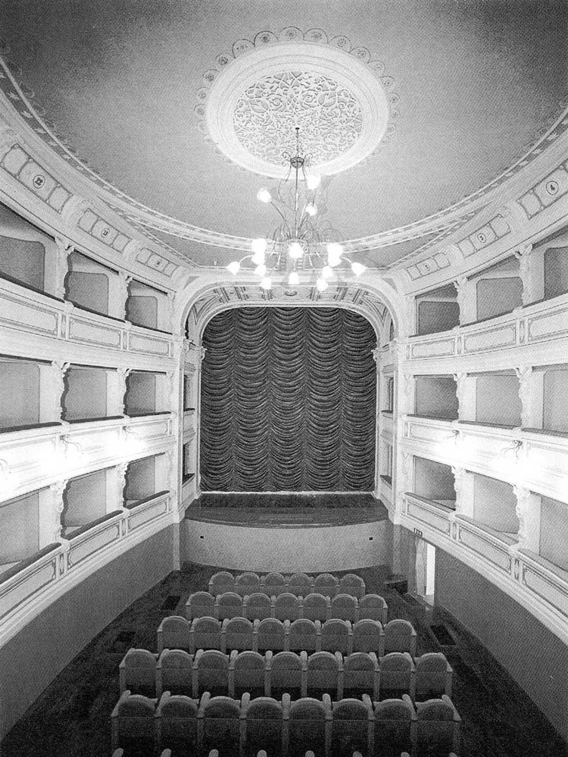 9 - Restauro e ristrutturazione del Palazzo Comunale con annesso Teatro degli Arrischianti, Sarteano (SI) - Vista interna del Teatro
