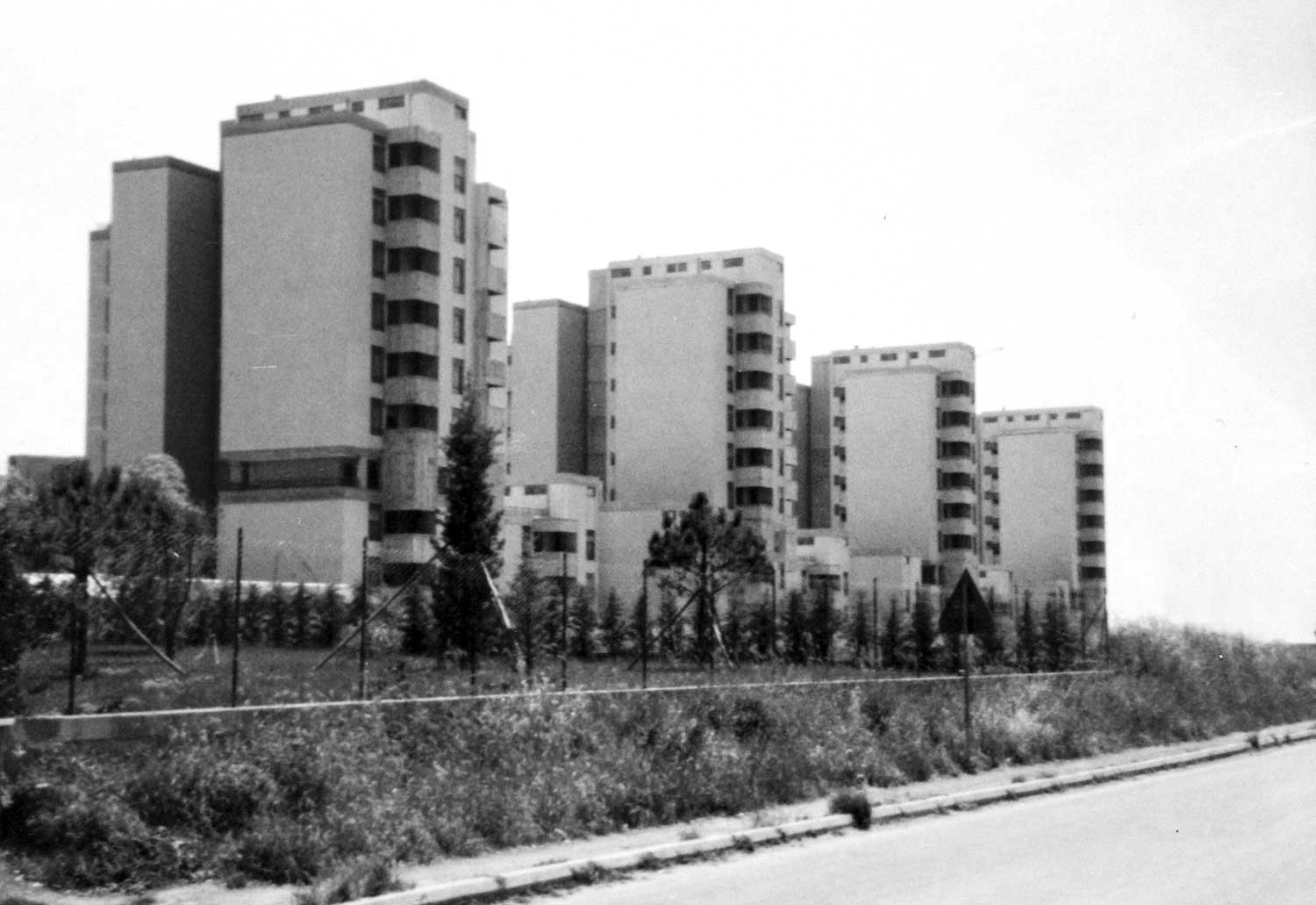 12 - Complesso edilizio di 180 alloggi a Pomezia (RM), per IACP Roma; capogruppo sezione edilizia, con B. Campanini, P. Stallone, G. Vighi, ing. F. Vinciguerra - Vista esterna