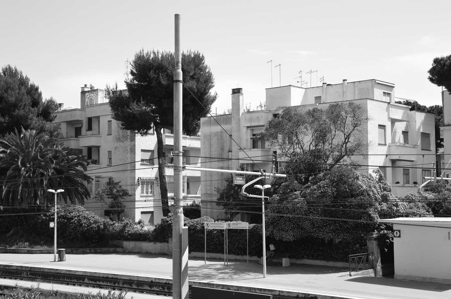 1 - Due edifici per abitazioni in piazzale Matteotti, S. Marinella (RM) - Vista esterna dalla stazione