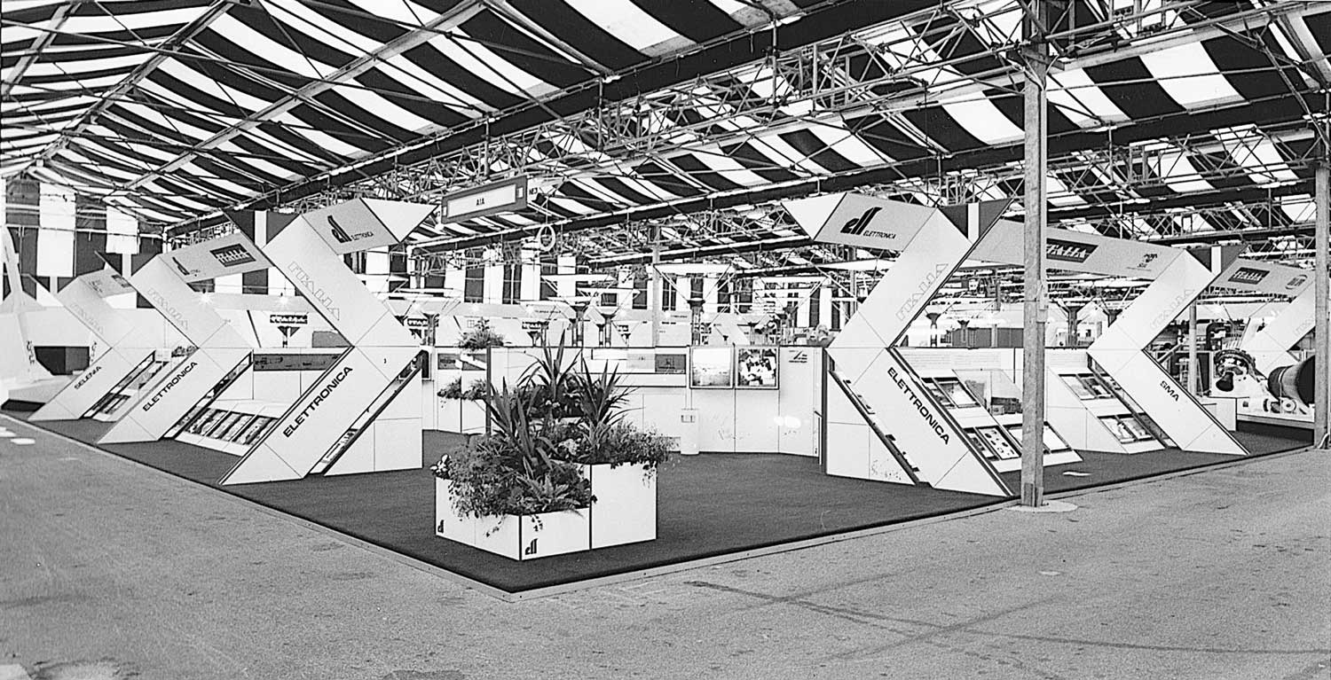 19 - Allestimento area espositiva per AIA al Salone Internazionale di Londra -  Farnborough; con ing. L. Lemmi - Vista interna