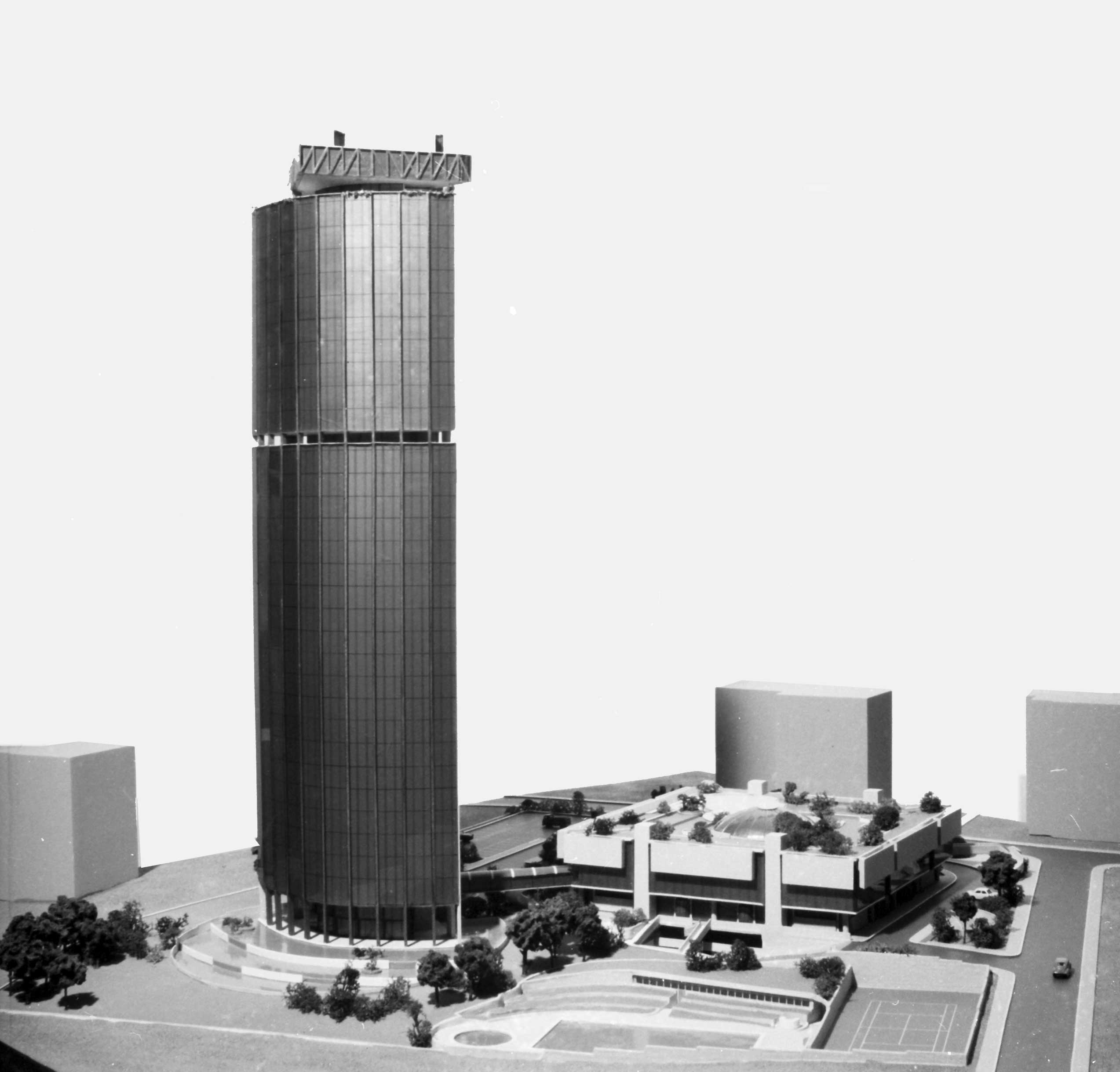 23 - Progetto di un grattacielo per uffici e residenze con piastra commerciale a Rende (CS) - Vista del plastico
