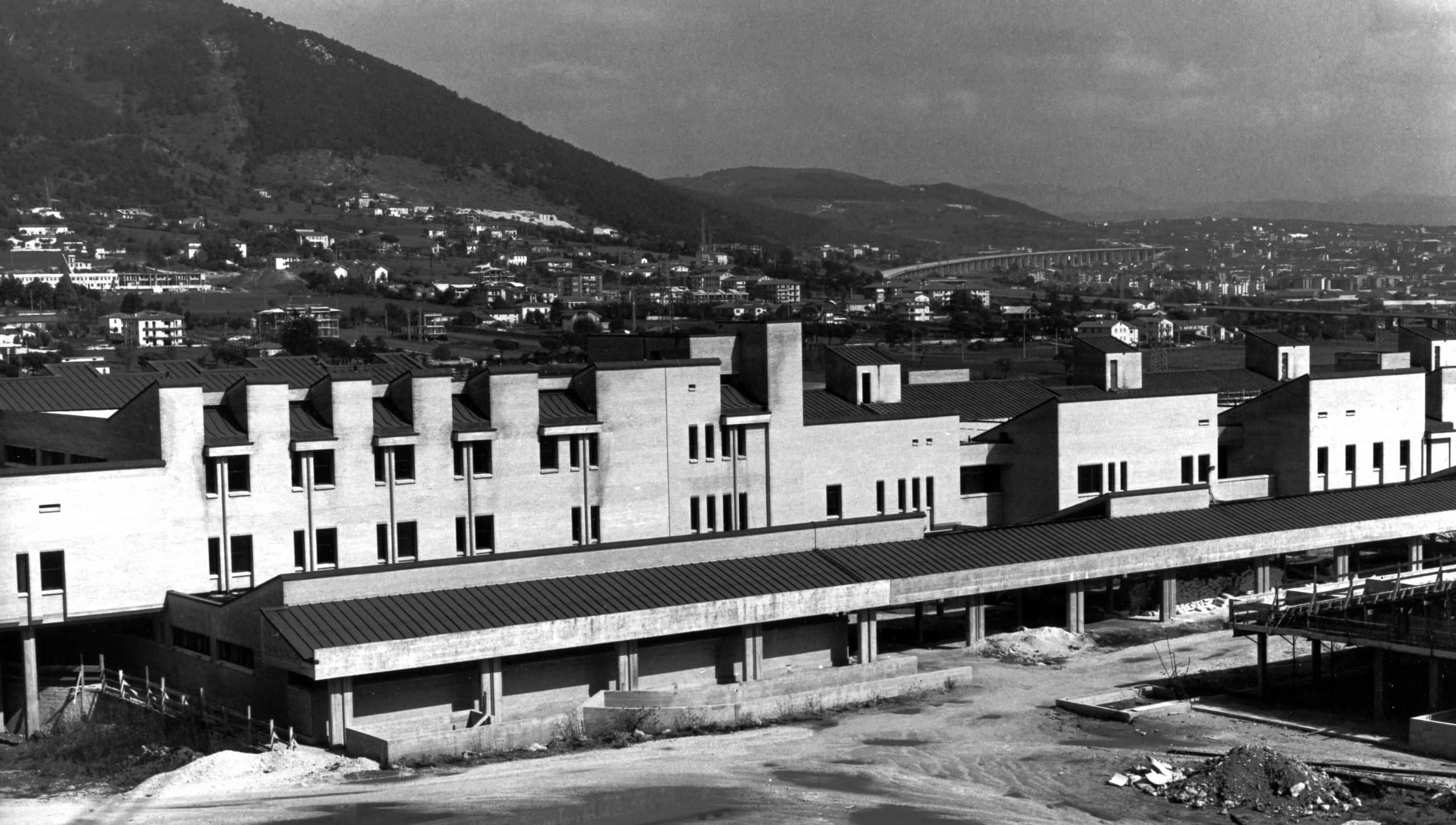 2 - Centro ospedaliero a L’Aquila; con C. Chiarini, F. Dinelli e M. Vittorini - Vista esterna