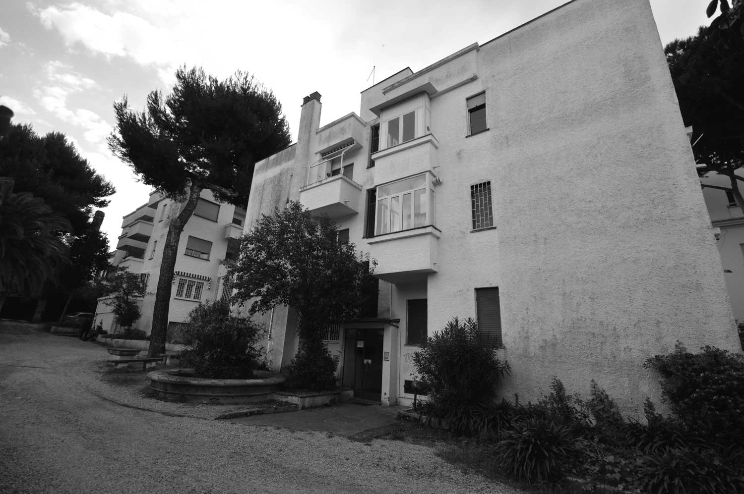 2 - Due edifici per abitazioni in piazzale Matteotti, S. Marinella (RM) - Vista esterna dal cortile con il giardino e la fontana degli anni Trenta