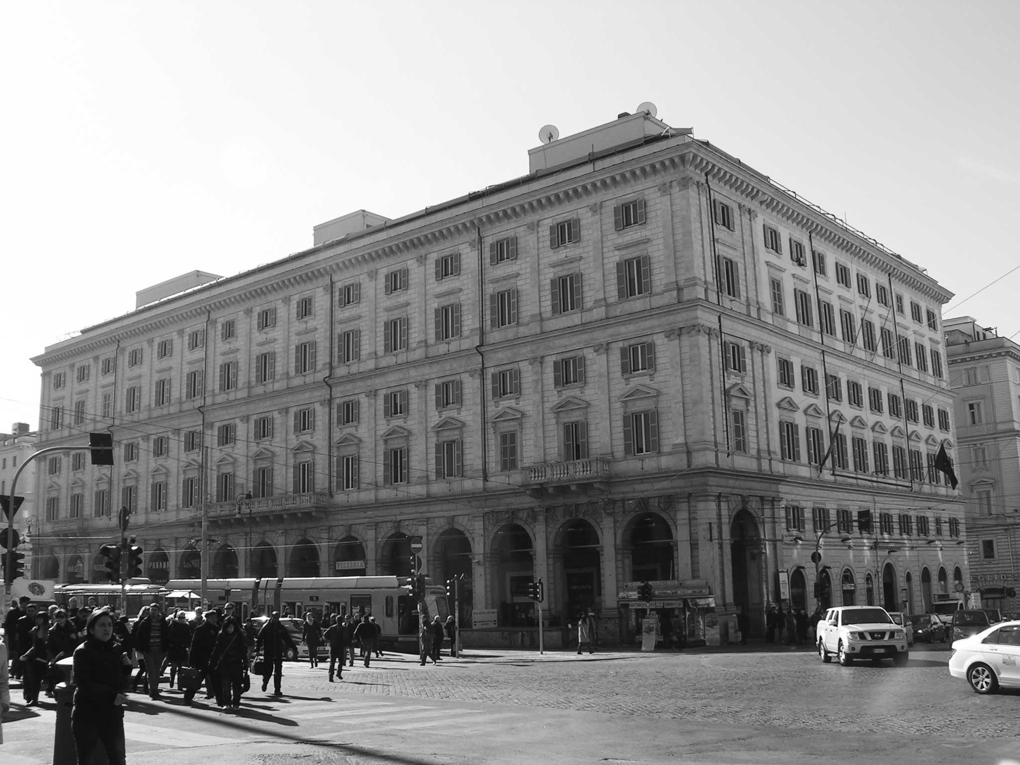 32 - Restauro e ristrutturazione di Palazzo Parrucchetti in piazza dei Cinquecento, Roma - Vista esterna