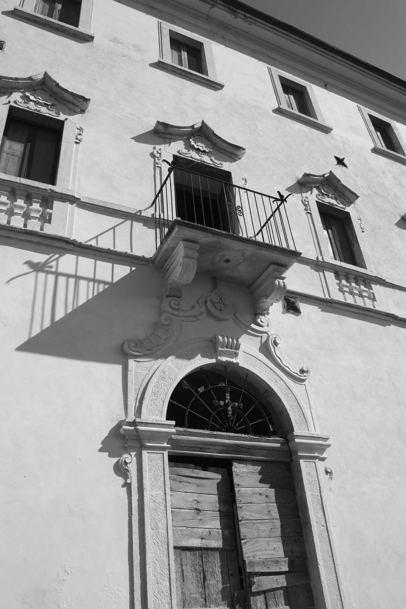 35 - Progetto di recupero e restauro di Palazzo De Julis, Capestrano (AQ), per Cons. Aggregato F-G; in corso di realizzazione - Vista esterna di dettaglio