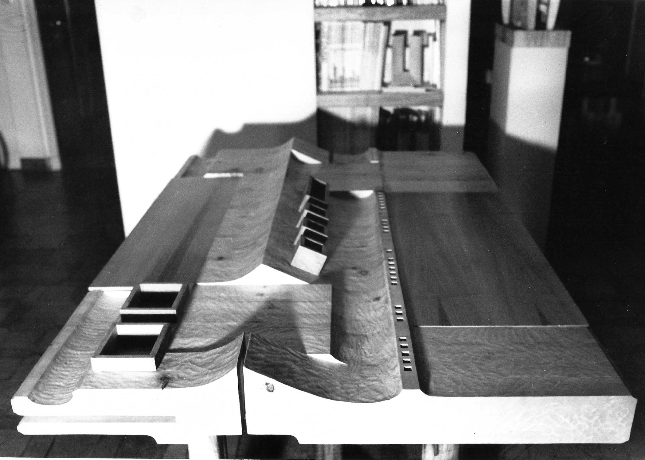 5 - Prototipo di scrivania a sezione variabile in cirmolo per la Fiera del Mobile di Milano - Vista