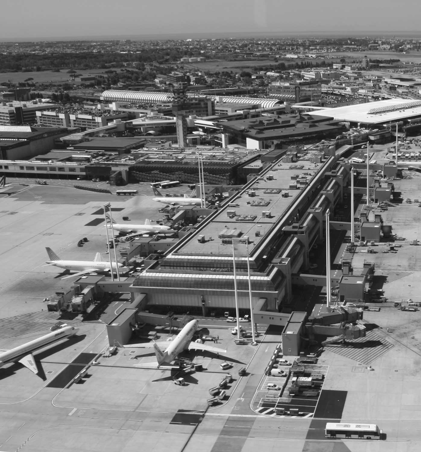 5 - Ampliamento e ristrutturazione dell’Aeroporto “Leonardo Da Vinci”, Fiumicino (RM), per ADR SpA; con Studio Valle e in collaborazione con ATI Bonifica e SPEA - Vista aerea del Molo Est (EU)