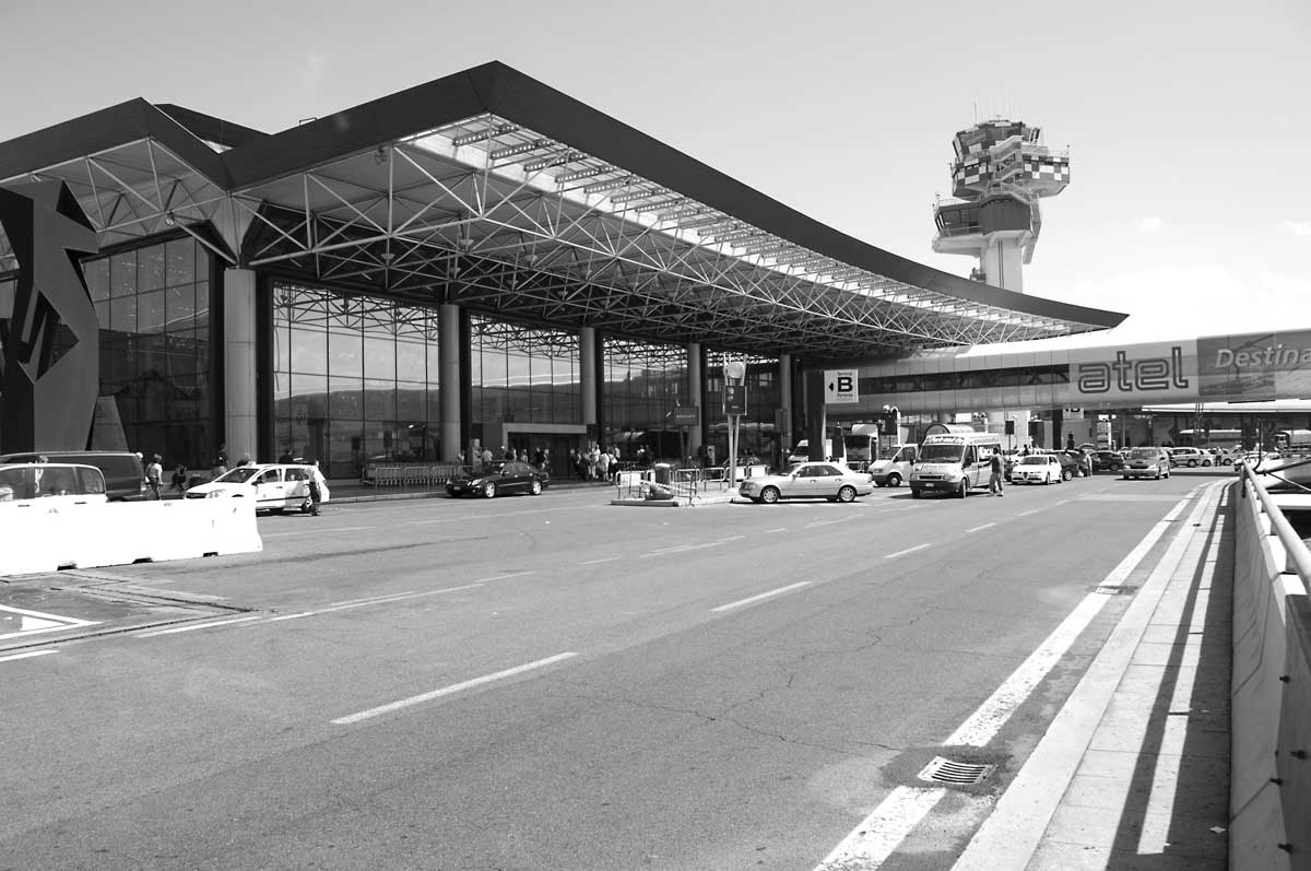 8 - Ampliamento e ristrutturazione dell’Aeroporto “Leonardo Da Vinci”, Fiumicino (RM), per ADR SpA; con Studio Valle e in collaborazione con ATI Bonifica e SPEA - Vista esterna del Terminal A “lato città” (T1)