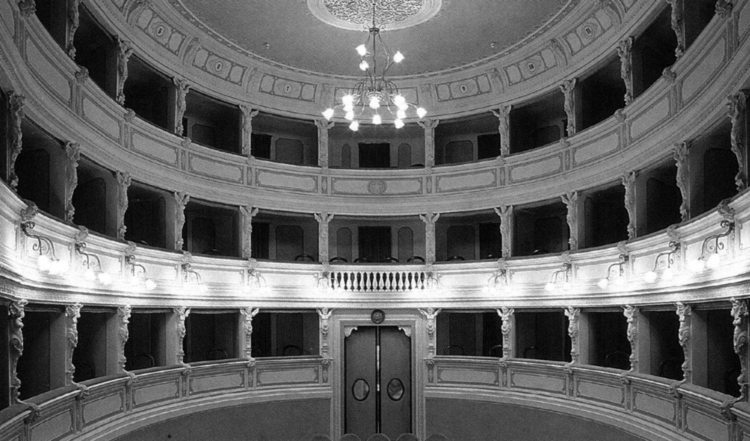 8 - Restauro e ristrutturazione del Palazzo Comunale con annesso Teatro degli Arrischianti, Sarteano (SI) - Vista interna del Teatro