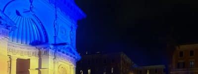 In segno di pace: l’Acquario Romano si illumina con i colori dell’Ucraina