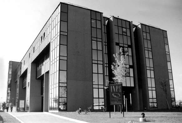 16 - Edificio per uffici INPS a Rimini - vista esterna