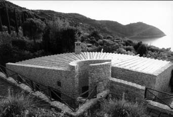23 - Villa Arcidiacono, con sistemazione del terreno circostante, a Porto S.
Stefano-Monte Argentario (GR), loc. Cala Grande (con A. Busiri Vici) - vista esterna