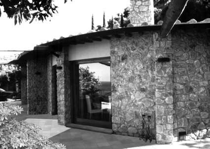 27 - Villa Arcidiacono, con sistemazione del terreno circostante, a Porto S.
Stefano-Monte Argentario (GR), loc. Cala Grande (con A. Busiri Vici) - vista esterna