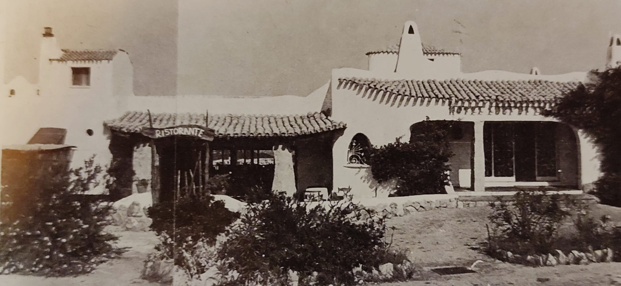 6 - Prospetto su strada dell'albergo-ristorante Luci di la muntagna, Sardegna.1966