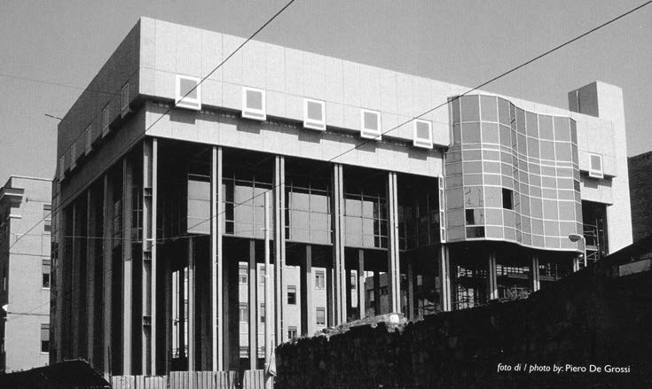 20. Ampliamento dell’Istituto di
Neuropsichiatria infantile dell’Università degli Studi “La Sapienza” di Roma, C. Conforto, G. De Giorgi, A. Muntoni e
M. Pazzaglini, 1980-2000 - Vista esterna d’angolo con via dei Reti