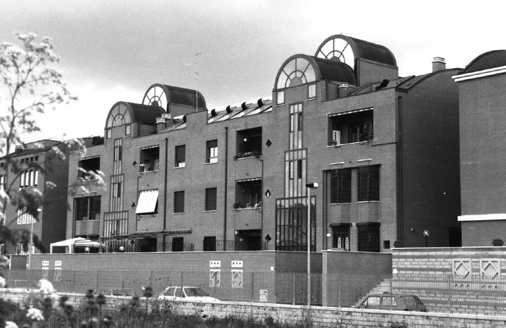 22. Case per
la Cooperativa Edilizia “Locomotive San Lorenzo” di Tor Vergata a Roma - Roccafiorita, G. De Giorgi e M. Pazzaglini,
1985-89 - Vista esterna