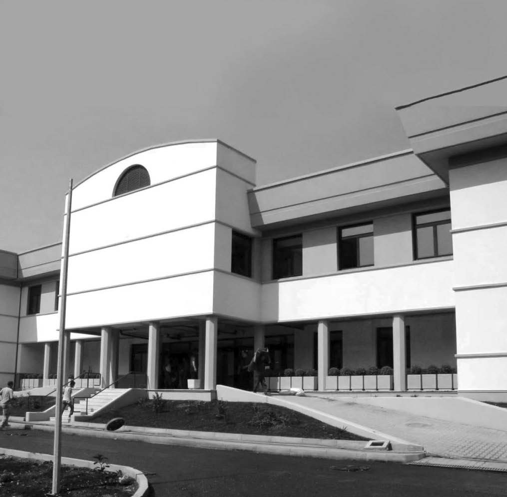 12. Ospedale a Durazzo (Albania), con A. Martini, consulente
sanitario T. Longhi, 1990 - Vista esterna