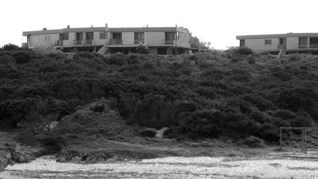 14. Condomini del Gabbiano Reale e dei Mirti a Stintino (SS), 1981 – Vista esterna dal mare