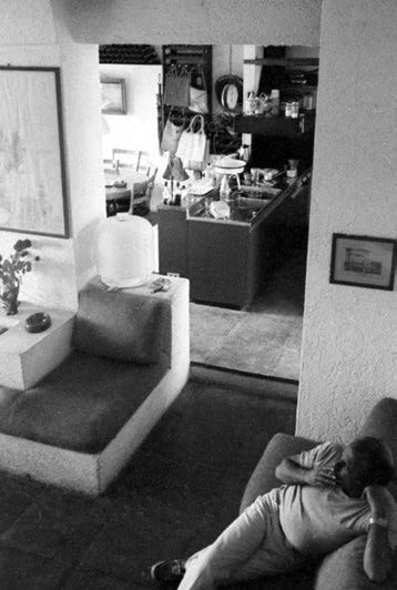 3. Casa S nel Villaggio dei Pescatori in via Silvi Marina a Fregene (RM), 1969-71; studio al piano superiore aggiunto nel 1975, con una vetrata aperta sul mare – Vista interna