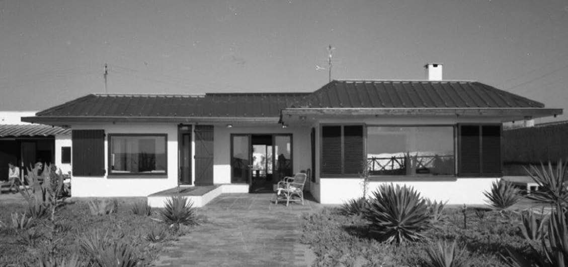 4. Casa V nel Villaggio dei Pescatori in via Silvi Marina a Fregene (RM), 1971 – Vista esterna del prospetto sul giardino