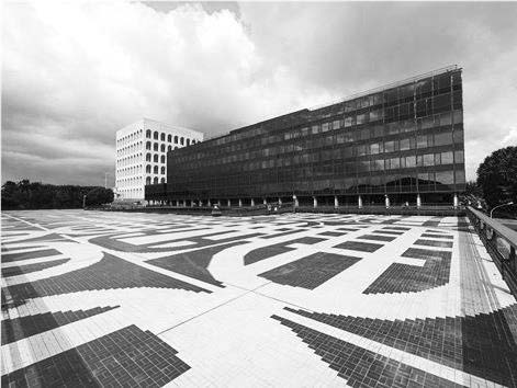 4. Sede della Confindustria a Roma-Eur, progetto preliminare Studio Monaco Luccichenti,
pavimentazione della copertura dell’avancorpo su disegno di G. Capogrossi, 1962-71 - Vista esterna