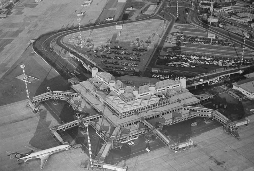 6. Aerostazione dell’Aeroporto di Genova, con A. Martini,
strutture M. Ferretti, 1980-85 - Vista aerea
