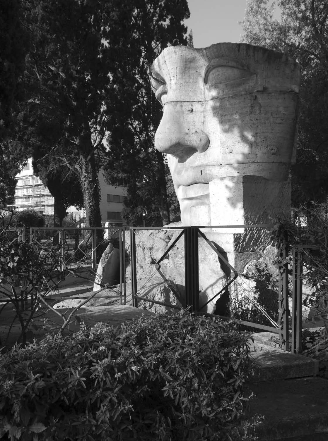 14. Sistemazione della statua “Dea Roma” di Igor Mitoray in piazza Monte Grappa a Roma, 2002 – Vista di dettaglio