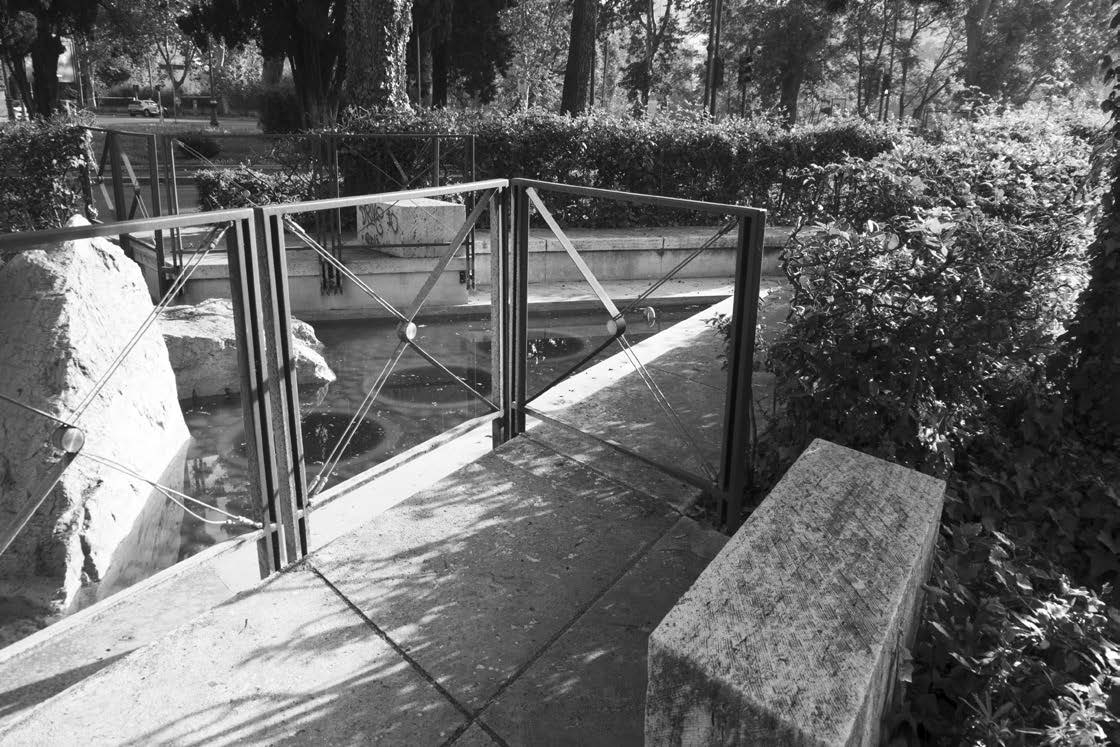 15. Sistemazione della statua “Dea Roma” di Igor Mitoray in piazza Monte Grappa a Roma, 2002 – Vista di dettaglio