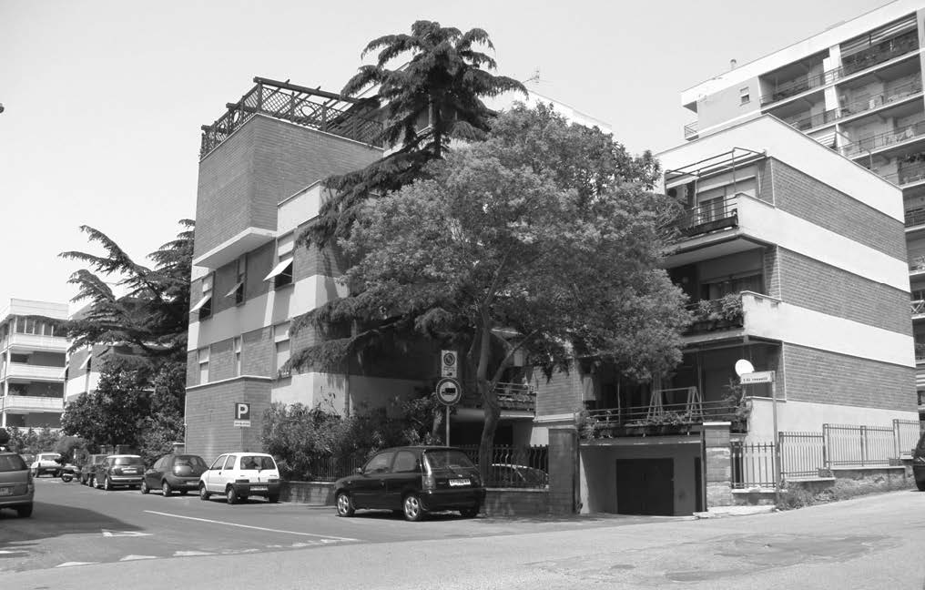 10. Progetto e direzione lavori di edificio di edilizia convenzionata per alloggi e servizi sociali nel Piano di Zona n. 1 / Campo dell’Oro a Civitavecchia (RM), 1973 – Vista esterna