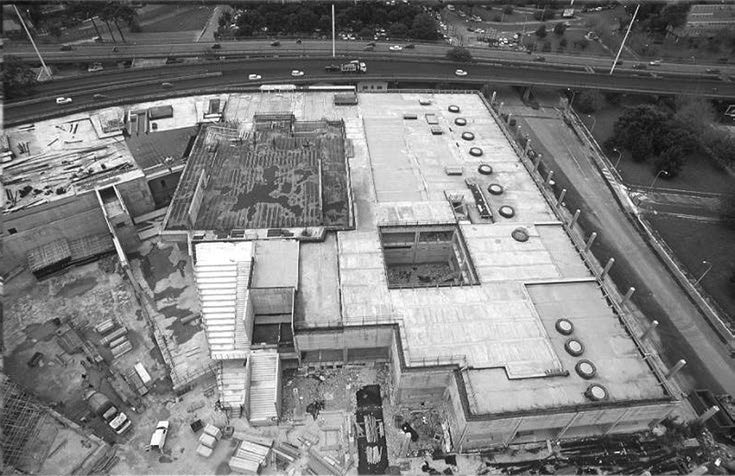 12. Appalto per la costruzione dell’Auditorium di Roma – Parco della Musica, 2000-03 – Vista esterna di cantiere della sala da 750 posti con l’ala dell’edificio nord