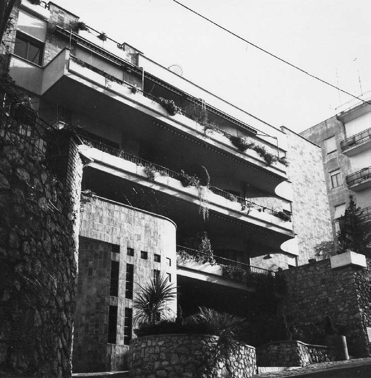 16. Progetto e direzione lavori di edificio residenziale in via A. Del Re - via A. Treves Segrè a Tivoli (RM), 1983 – Vista esterna