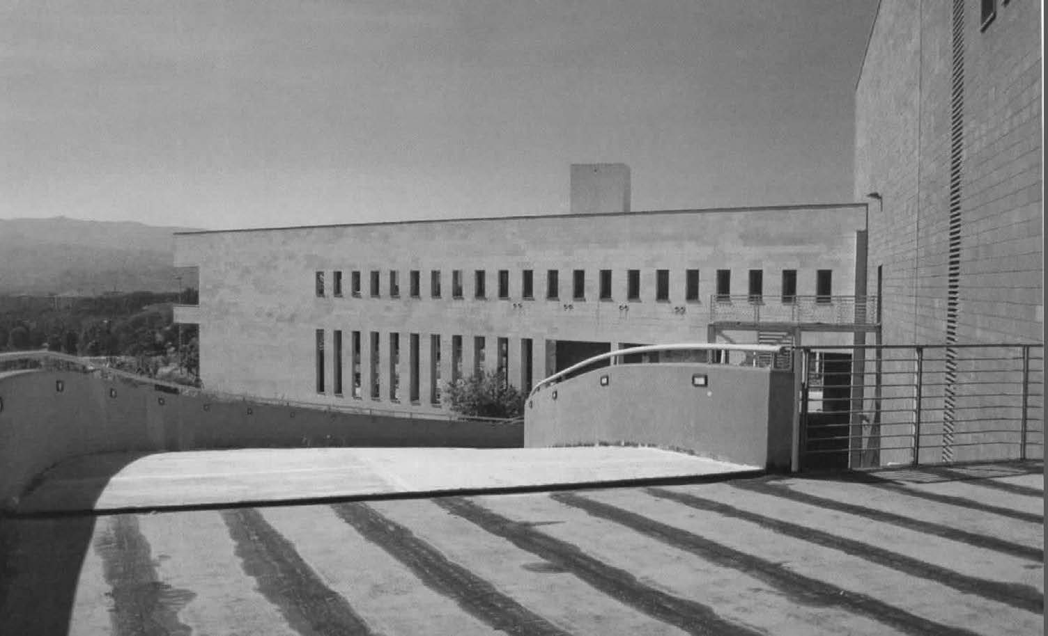 18. Concessione per la realizzazione dell’Edificio Multifunzionale UNICAL – Università della Calabria in piazza Vermicelli a Rende (CS), 2003-08 – Vista esterna dell’ala ovest