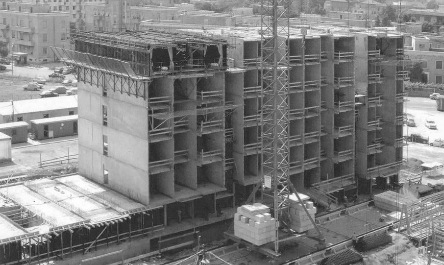2. Appalto per la costruzione di 700 alloggi e 3 edifici ponte per il PdZ n. 38 Roma - Laurentino, 1976-78 – Vista di cantiere dell’edificio in linea
