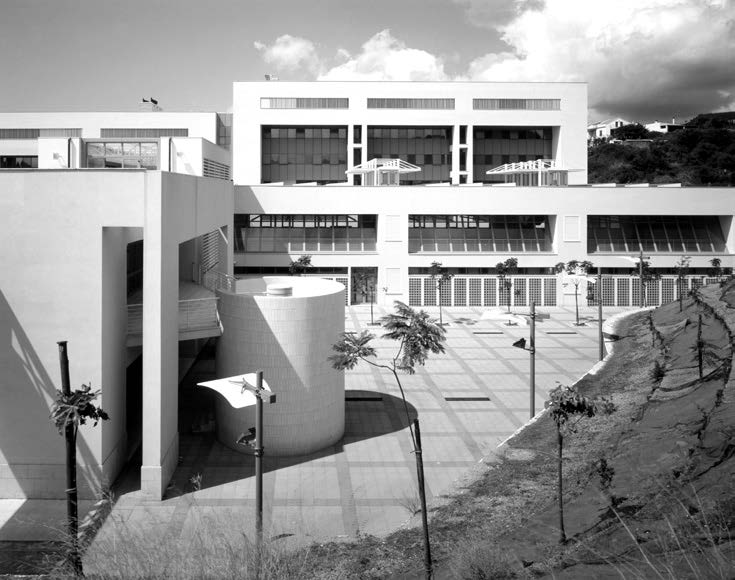 21. Realizzazione della Facoltà di Ingegneria, Università degli Studi di Messina, 2003-08 – Vista esterna dell’area centrale pedonale