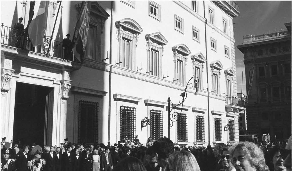 22. Consulenza, collaborazione al progetto e direzione lavori per il restauro architettonico, cromatico e decorativo dei prospetti esterni e di manutenzione straordinaria del compendio edilizio di Palazzo Chigi in piazza Colonna, capogruppo M. Bonfatti Paini, 1999-2000 – Vista esterna