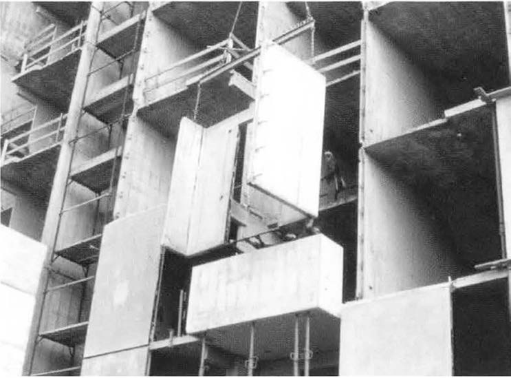 3. Appalto per la costruzione di 700 alloggi e 3 edifici ponte per il PdZ n. 38 Roma - Laurentino, 1976-78 – Vista di dettaglio dell’elemento prefabbricato della tamponatura della loggia