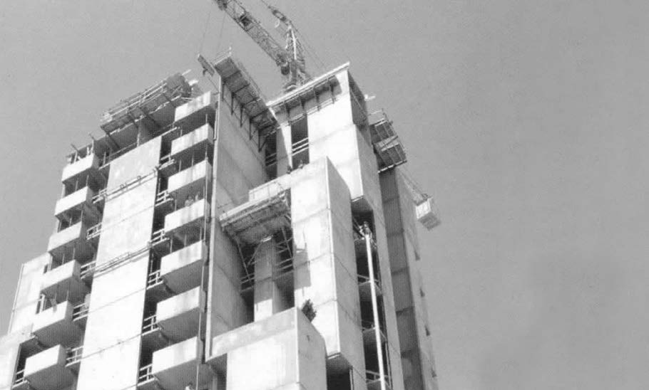 4. Appalto per la costruzione di 700 alloggi e 3 edifici ponte per il PdZ n. 38 Roma - Laurentino, 1976-78 – Vista di cantiere dell’edificio a torre