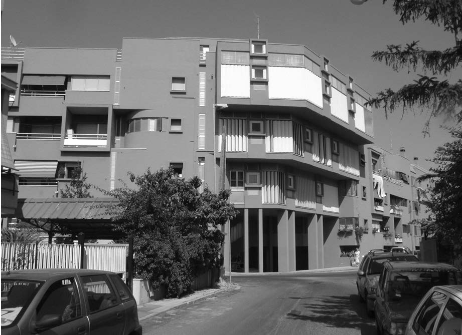8. Progetto e direzione lavori di edificio di edilizia convenzionata per 36 alloggi ed uffici nel Piano di Zona n. 2 / Uliveto a Civitavecchia (RM), 1972-73 – Vista esterna